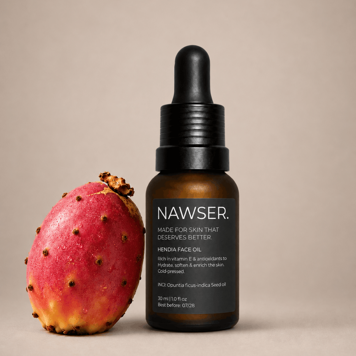 HENDIA Face Oil van NAWSER., flesje met 100% pure cactuszaadolie (30 ml) naast een rode cactusvijg